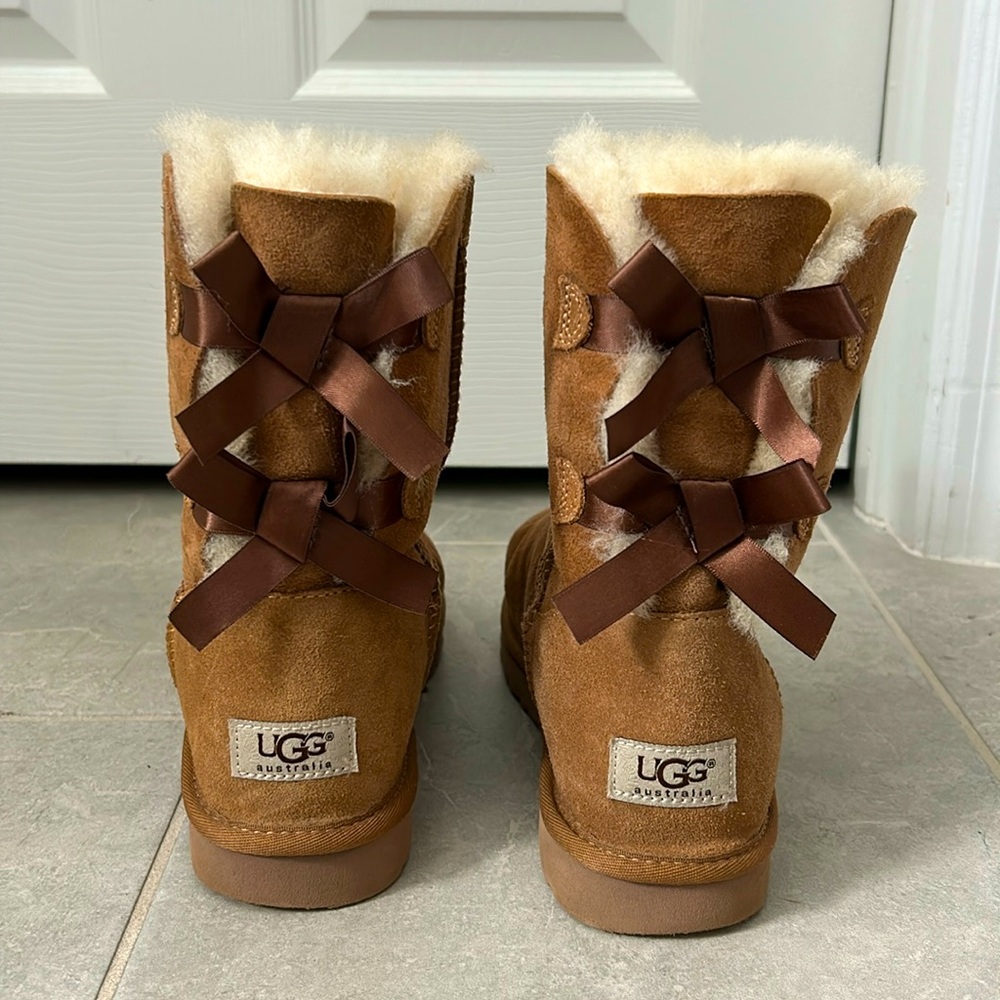 Ugg Bailey boot. Size 8. Adorable with bows. Very good condition!
